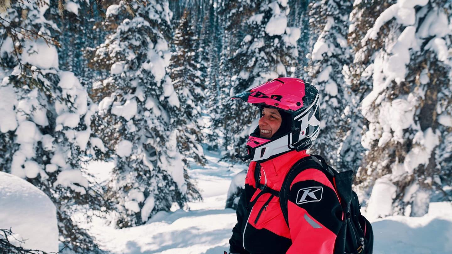 La motoneige hors-piste au féminin : l'histoire d'amour de Karine