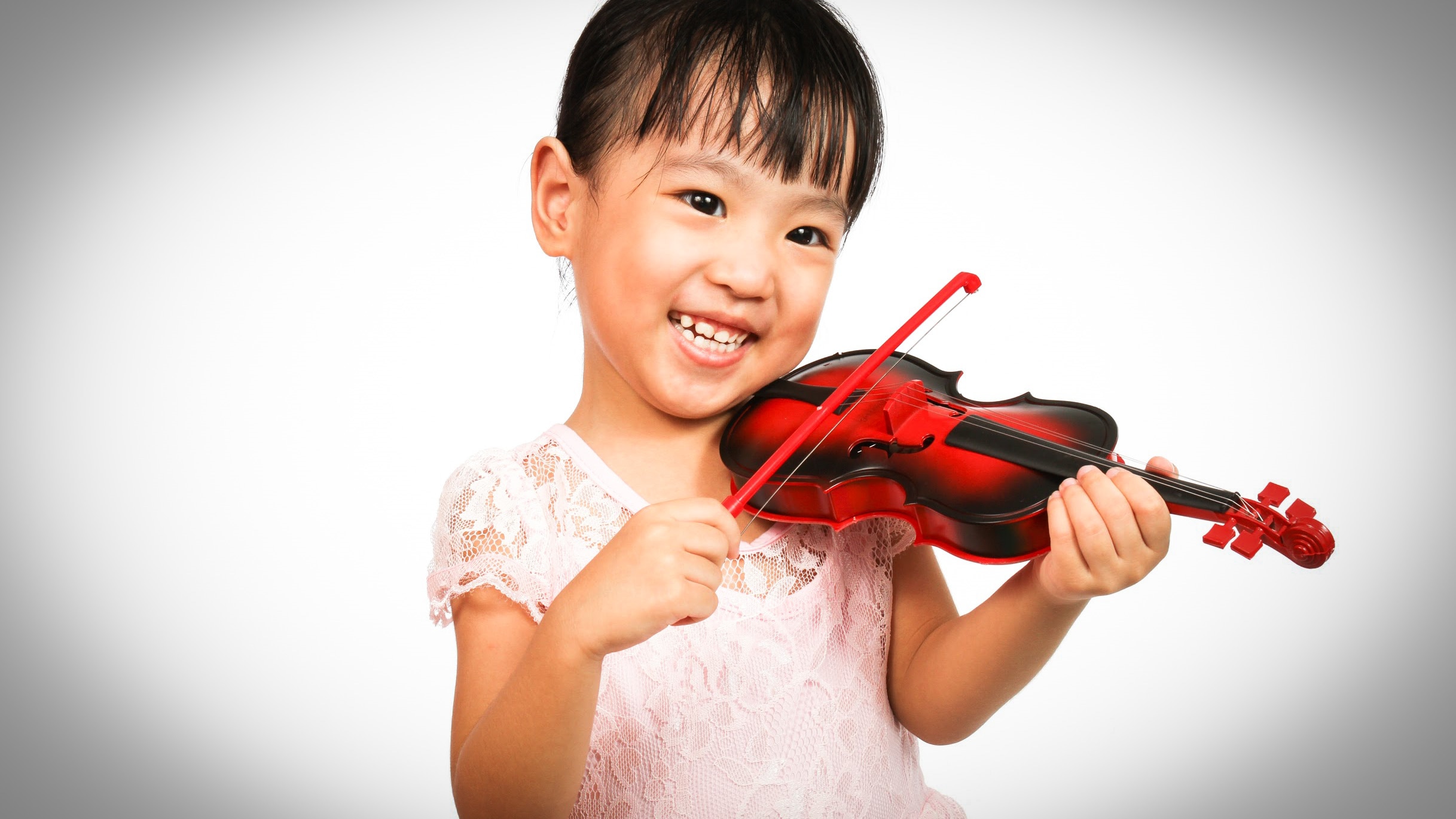 Китайцы играют на инструментах. Китайские дети играют на скрипках. Шестилетняя девочка скрипачка китаянка. Трио китаянок играющих на музыкальных инструментах. Родионов скрипка