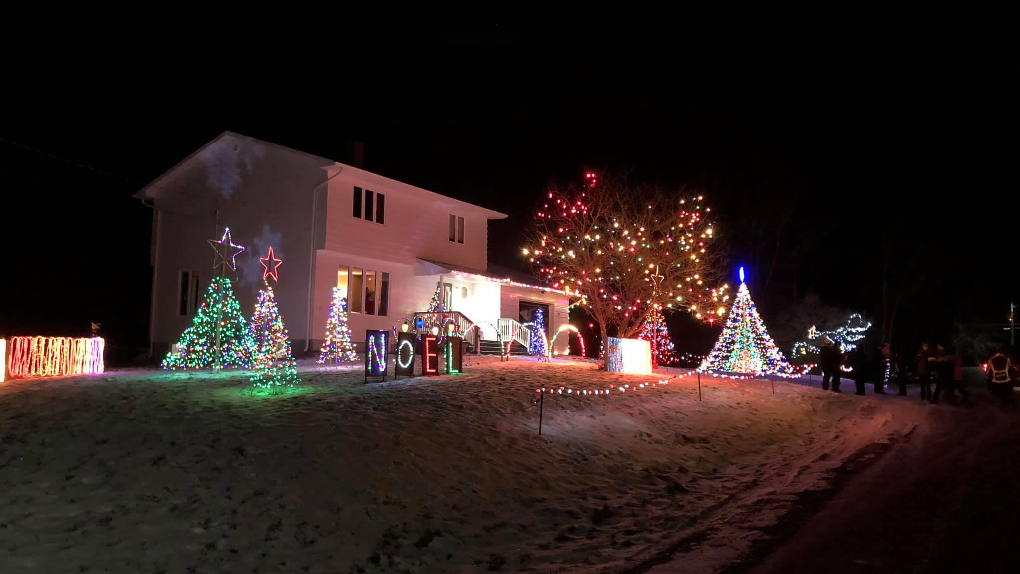 Josette Marchand et sa rue illuminée à PetitdeGrat en N.É.