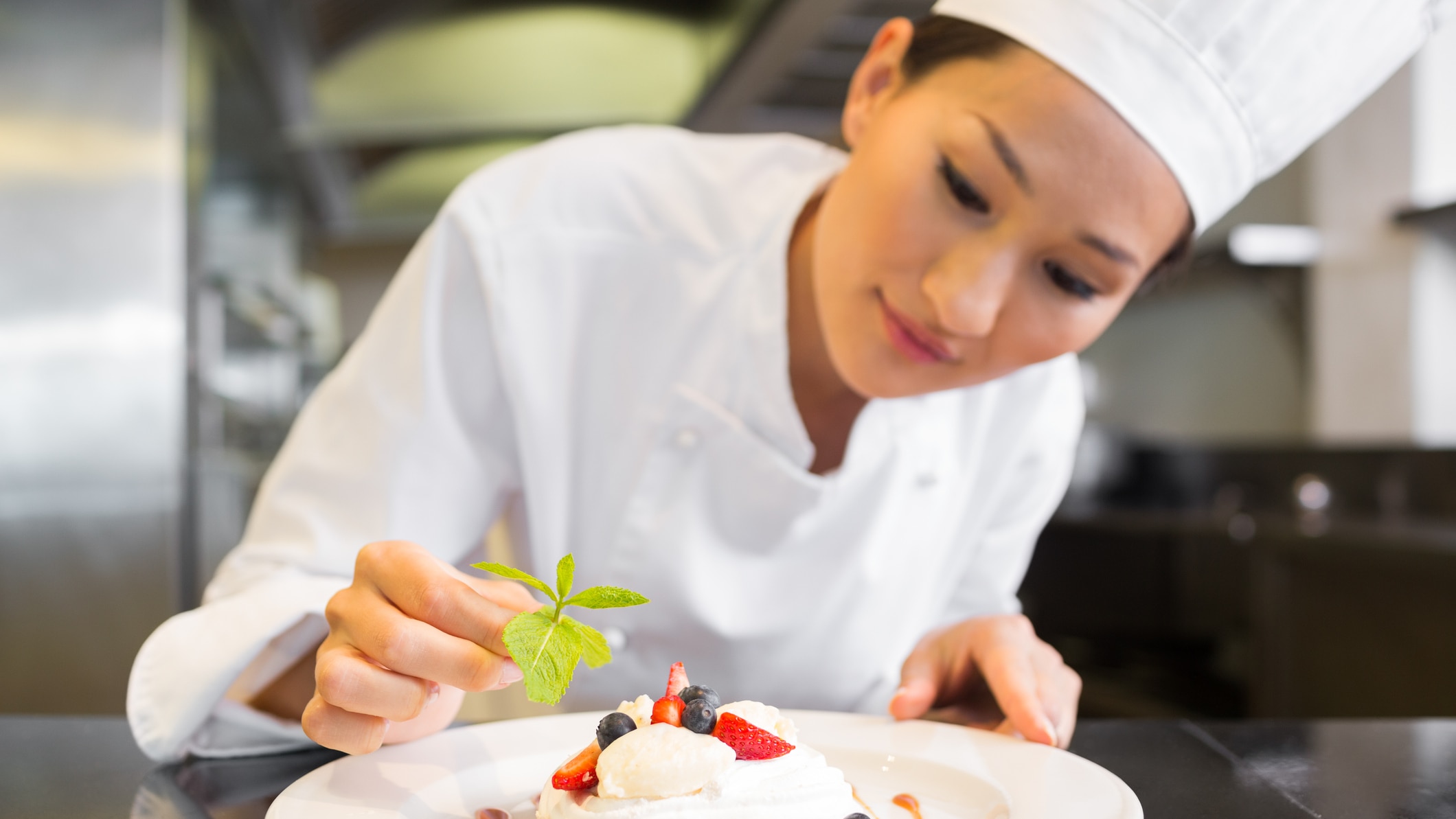 Повар готовит. Кулинарные соревнования. Соревнования шеф поваров. Образование повара. Фото повара в спецодежде на кухне.