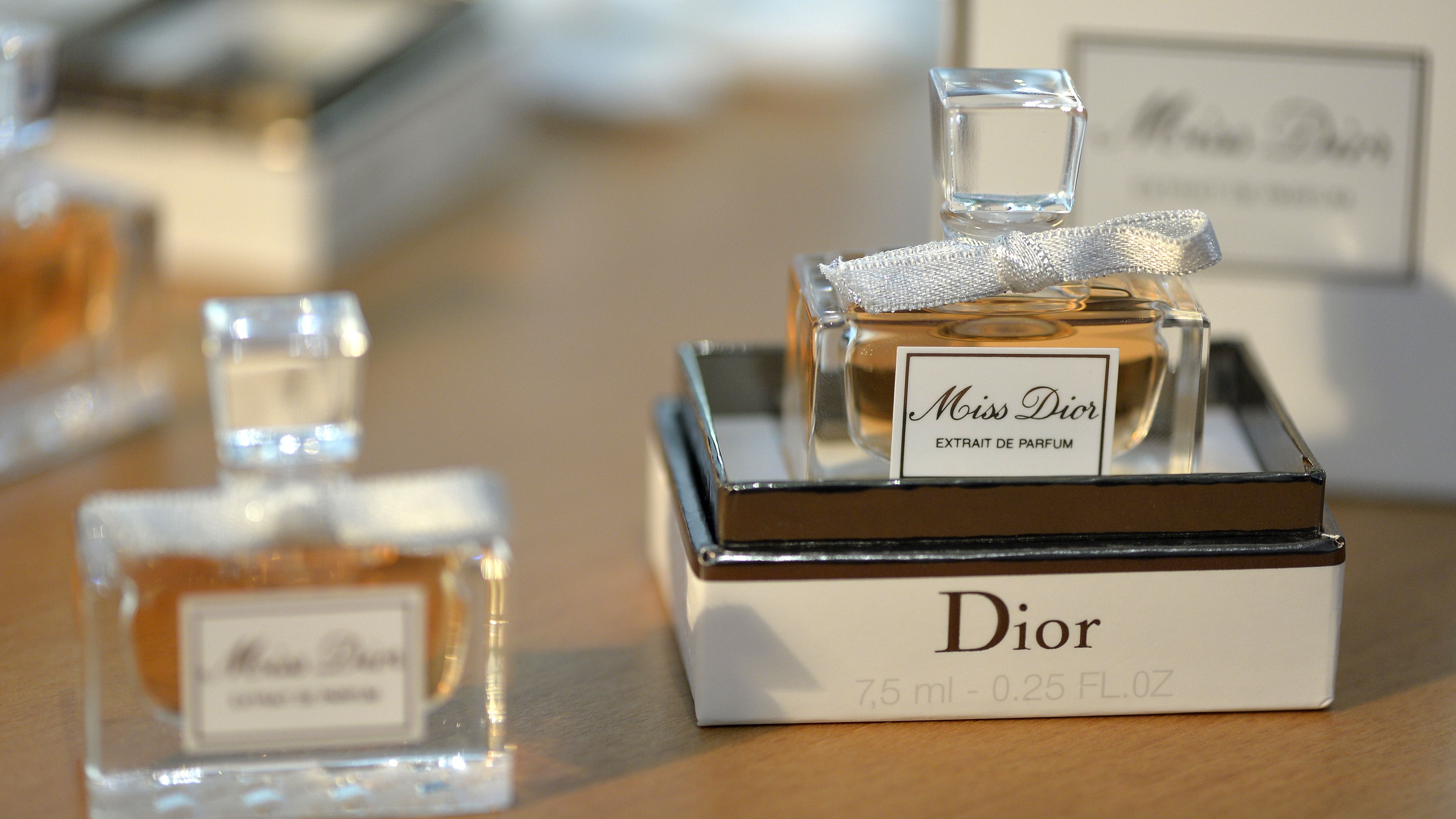 Рандеву диор. Christian Dior Parfum. Dior Perfume. Кристиан диор духи женские. Miss Dior extrait de Parfum Dior.