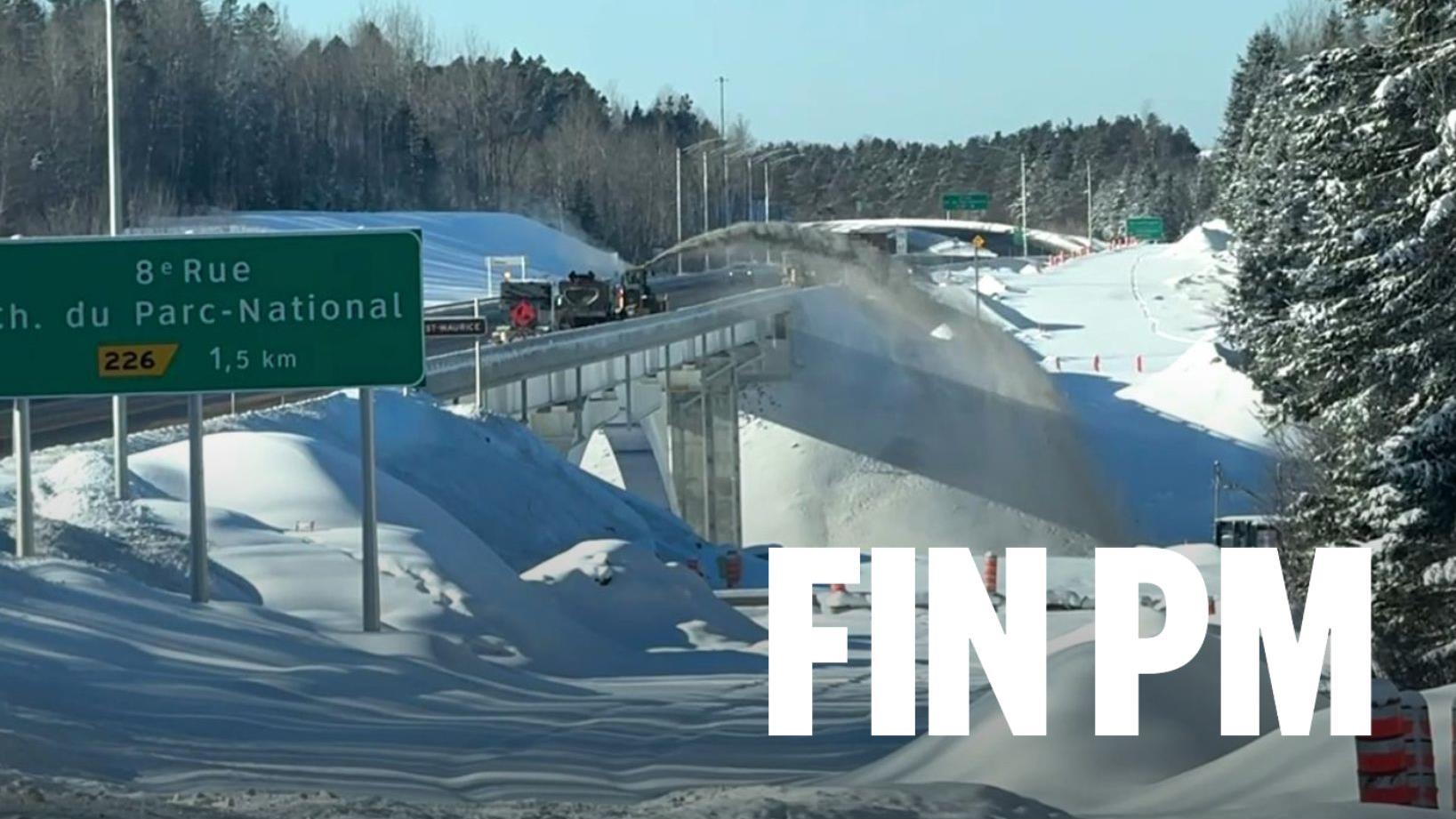 De la neige souillée soufflée dans la rivière Saint-Maurice