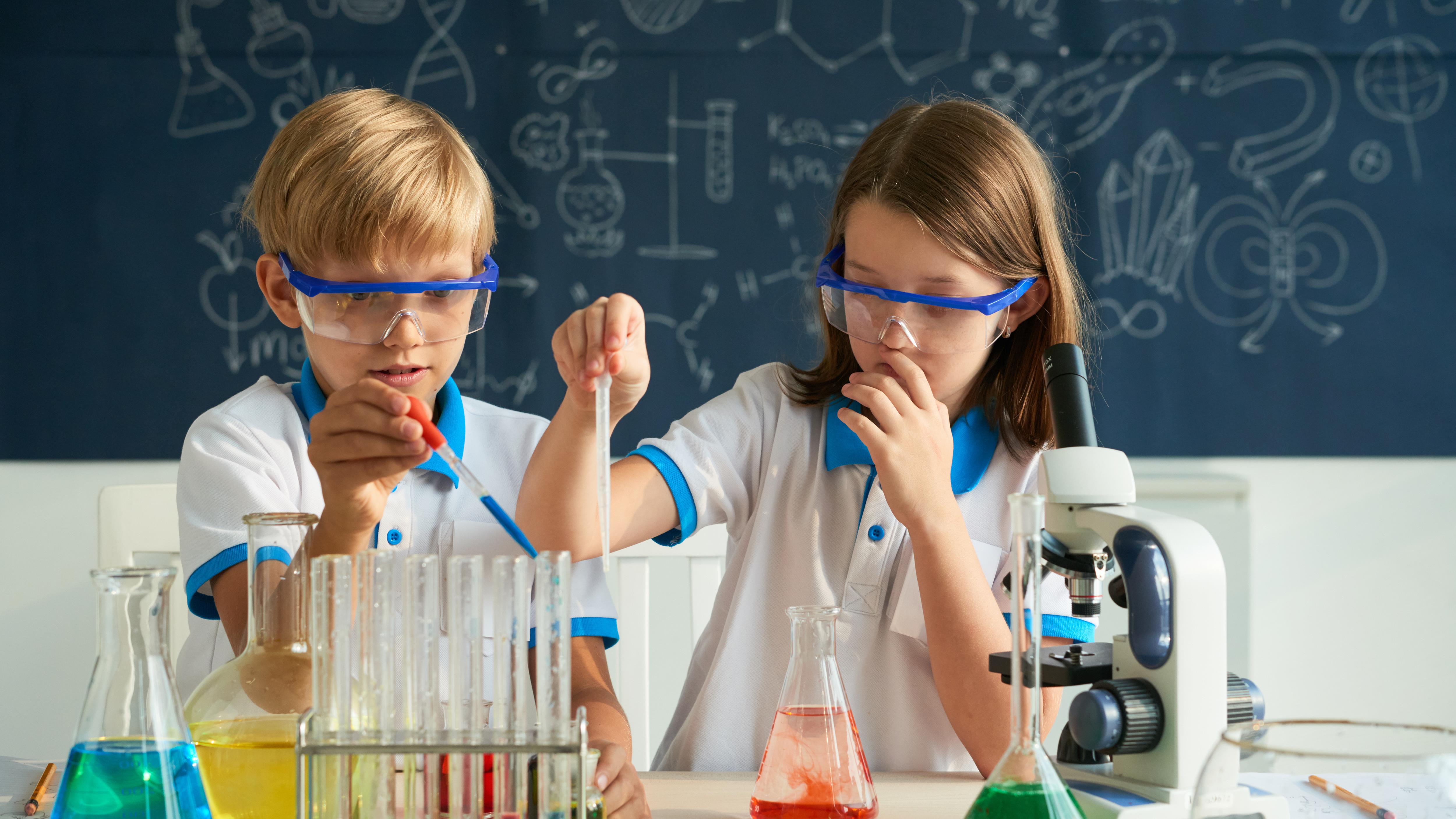 В эксперименте исследователь изучал иммунную. Урок химии. Химия дети школа. Эксперименты для детей. Химия эксперименты.