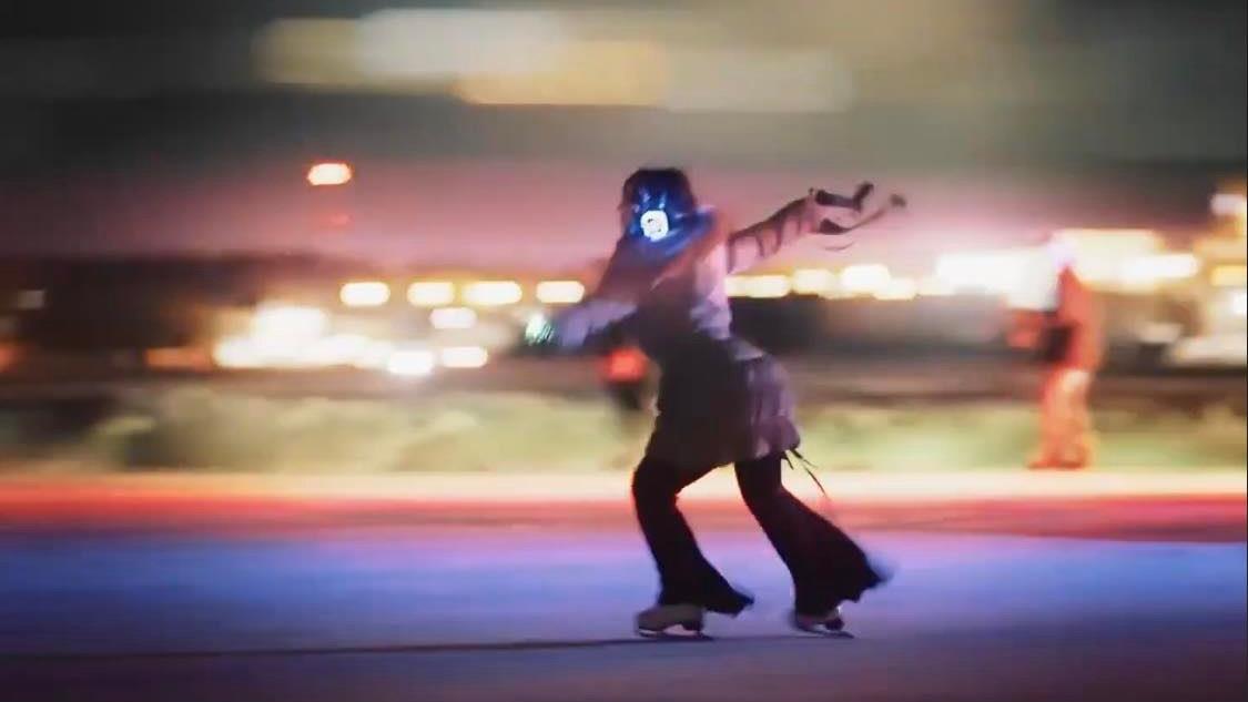 Patiner sur la glace en écoutant de la musique en groupe
Patiner sur la glace en écoutant de la musique en groupe