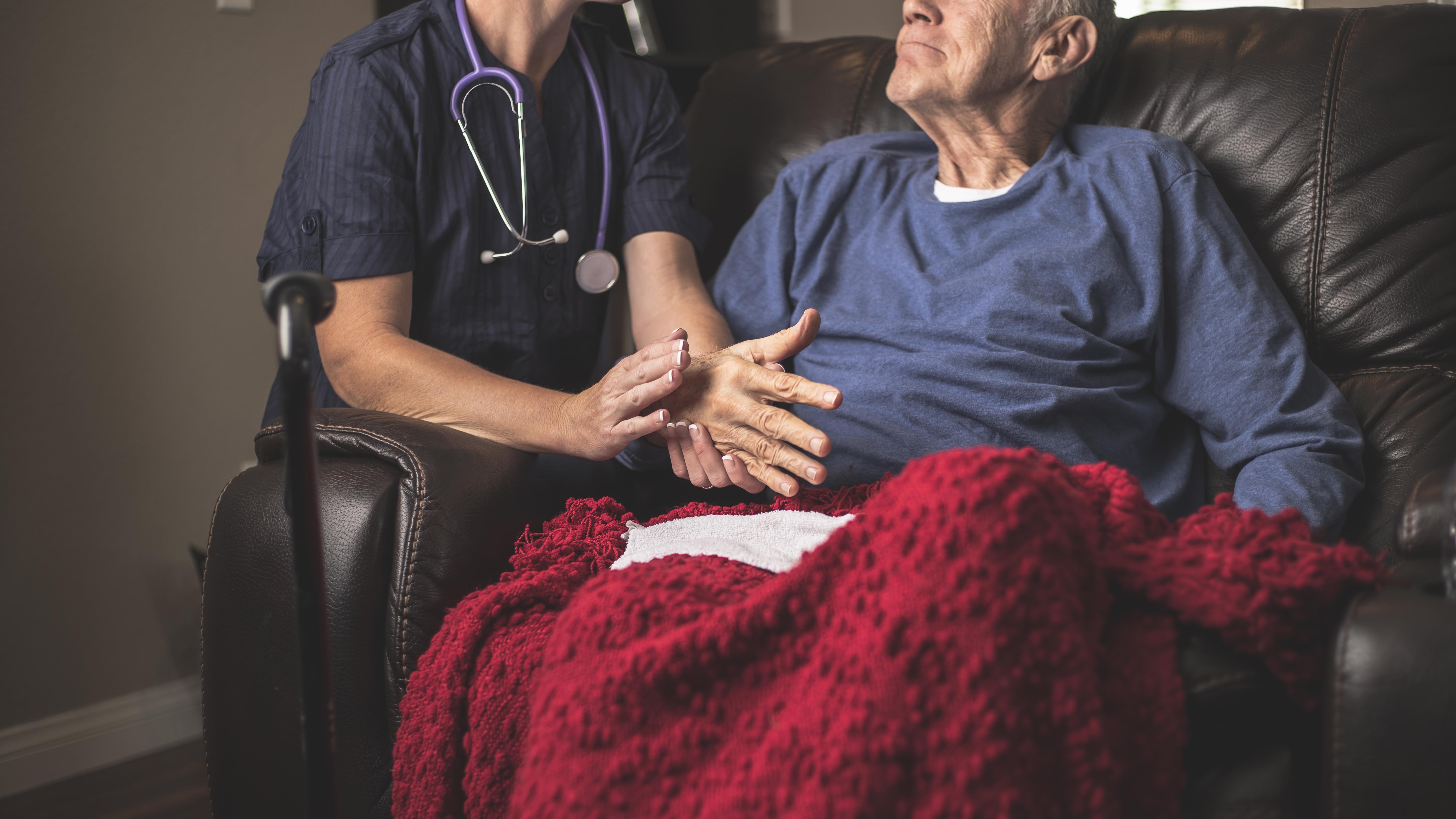 Забота о пациенте. Лежачие больные в больнице. Уход за пациентом. Заниматься благотворительностью. Человек который помогает людям больным.