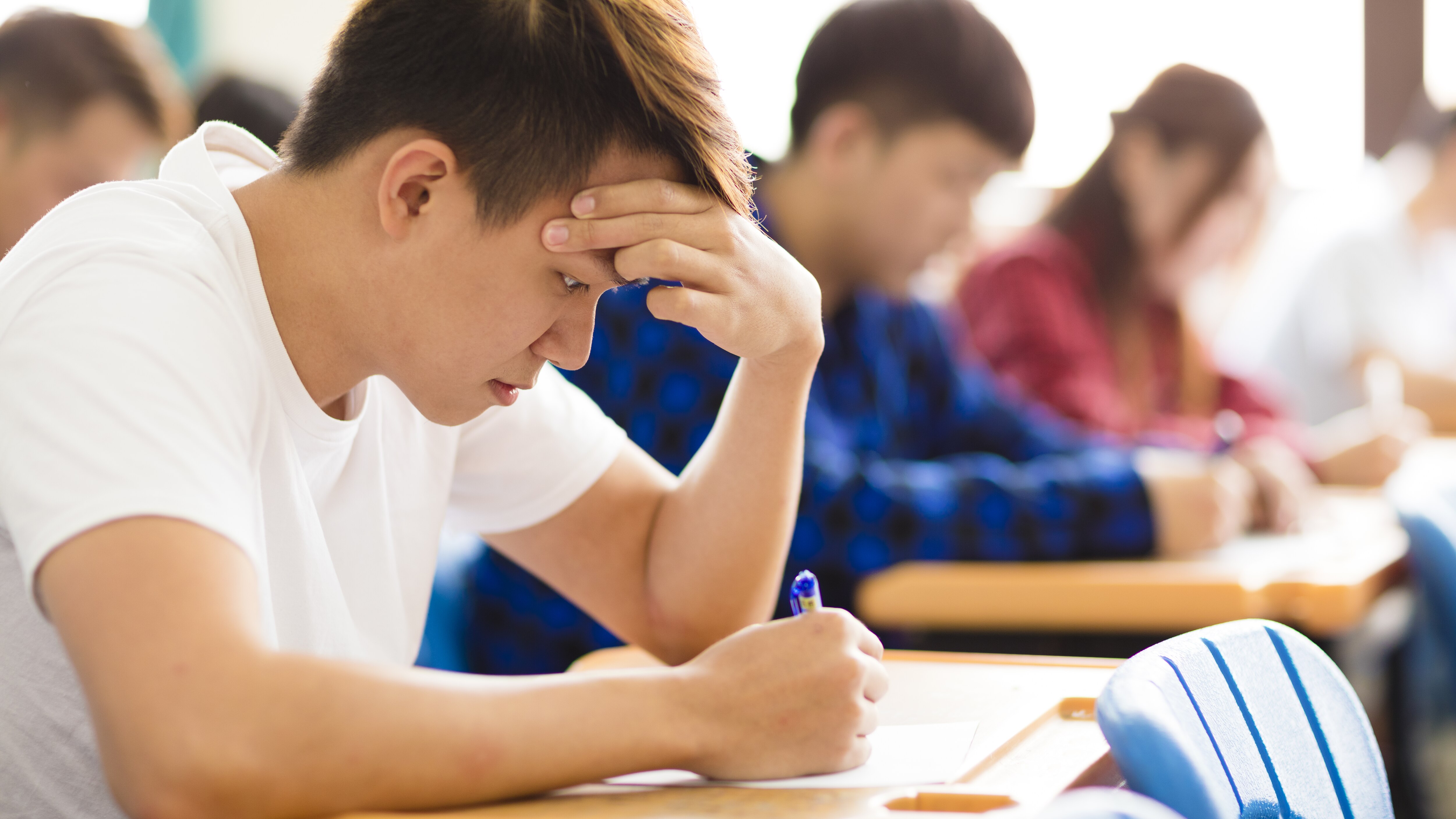 They work to pass exam. Студент. Студент на экзамене. Стресс подростки. Подростки на экзамене.