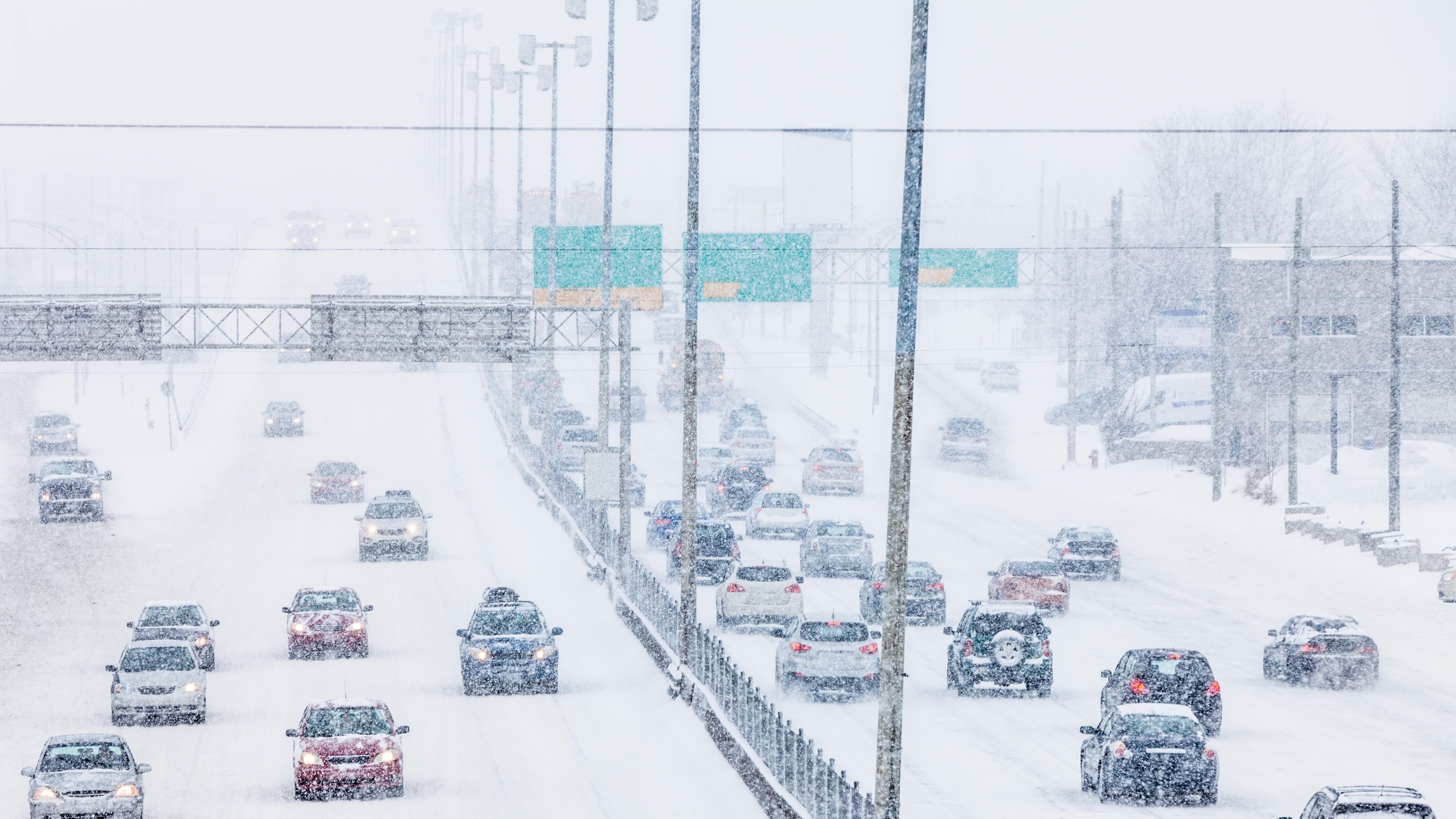 Tempête de neige : comment survivre dans sa voiture ? [GUIDE]