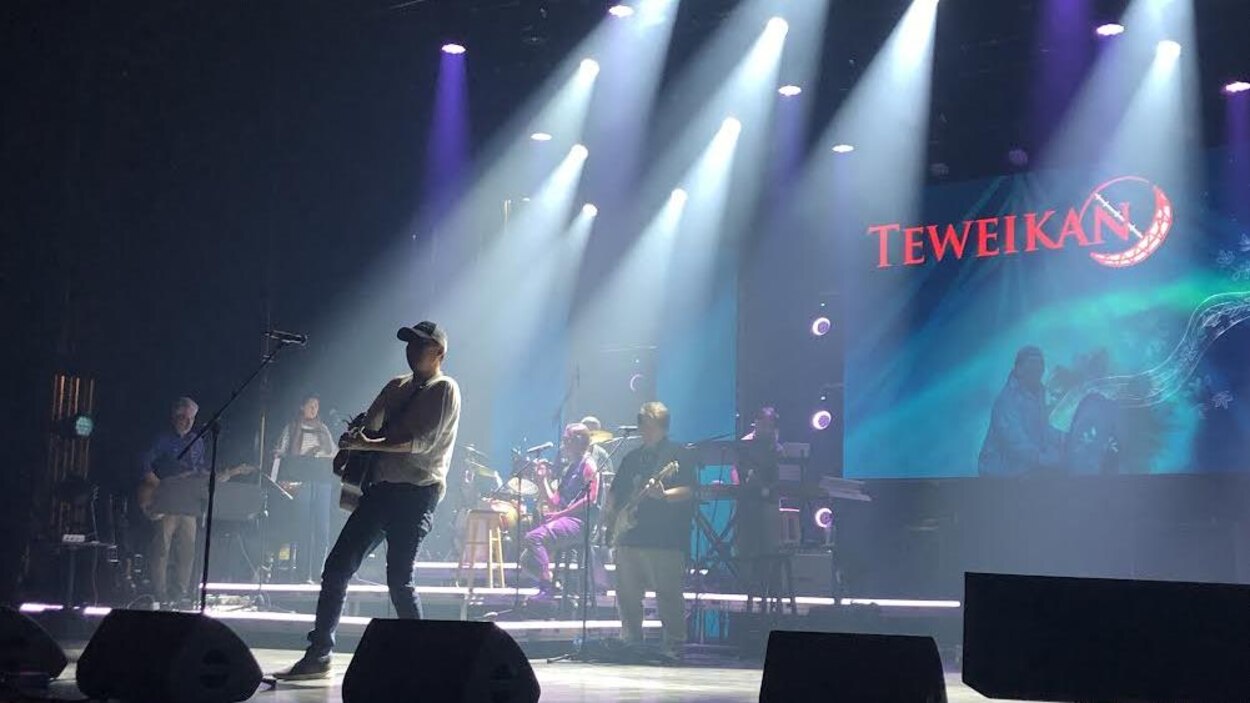 Les artistes innus brillent au Gala Teweikan | Radio-Canada