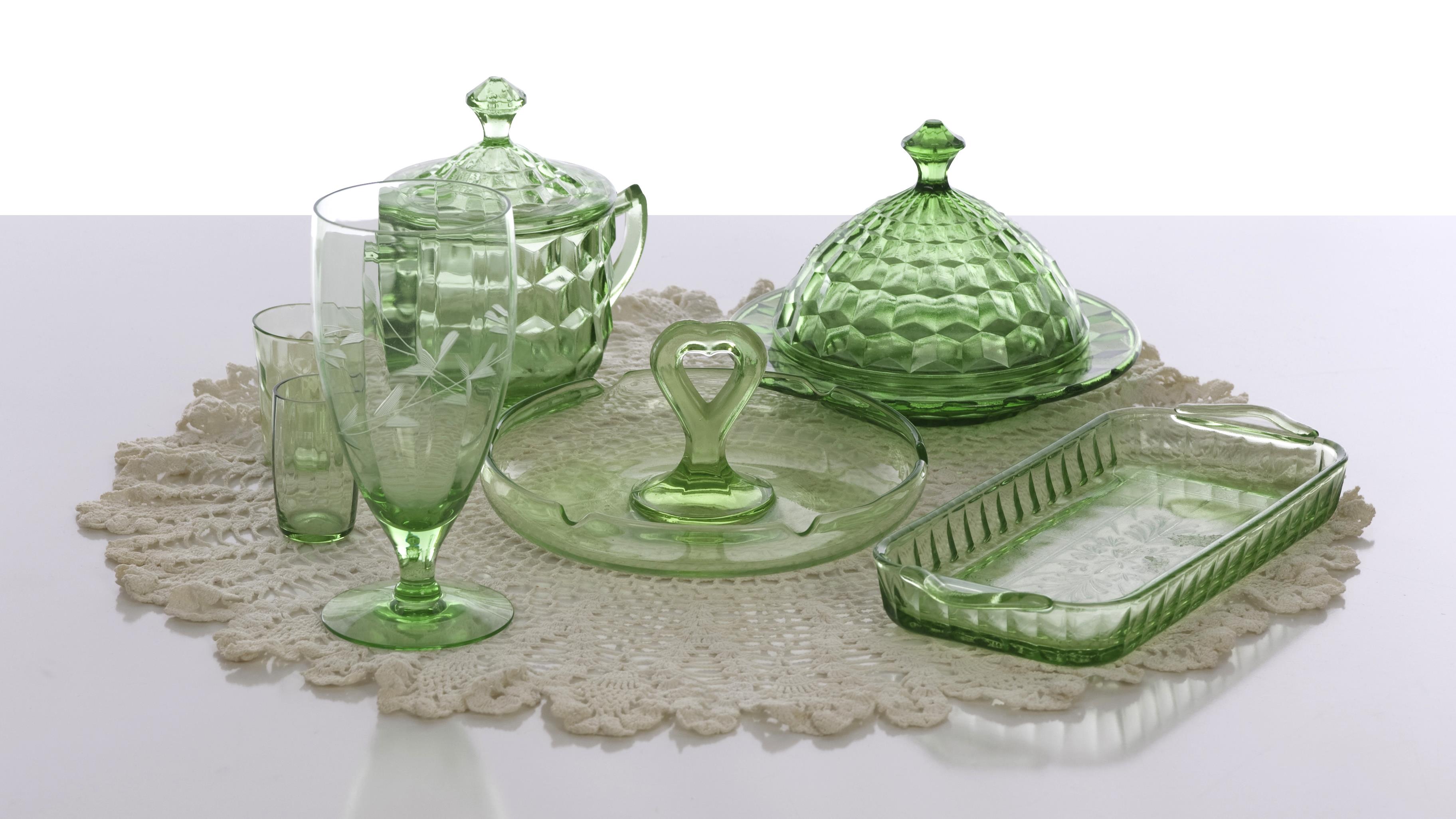 Lot De 9 Verres à Digestif En Ouraline (Uranium Glass) Art Déco Années 1930
