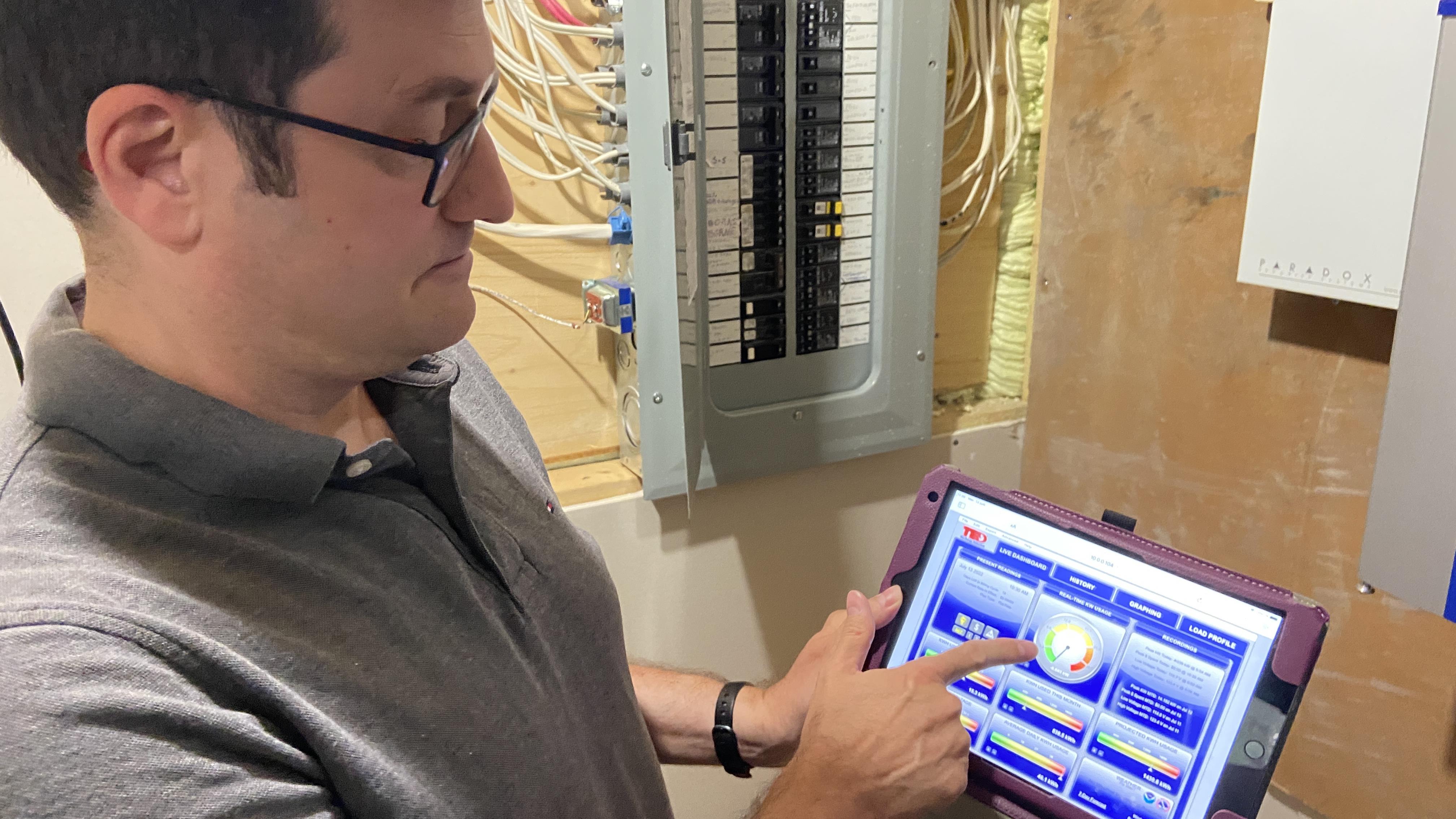 Réduire sa facture d'électricité grâce au soleil : Reportage de P.-A. Saulnier
Réduire sa facture d'électricité grâce au soleil : Reportage de P.-A. Saulnier