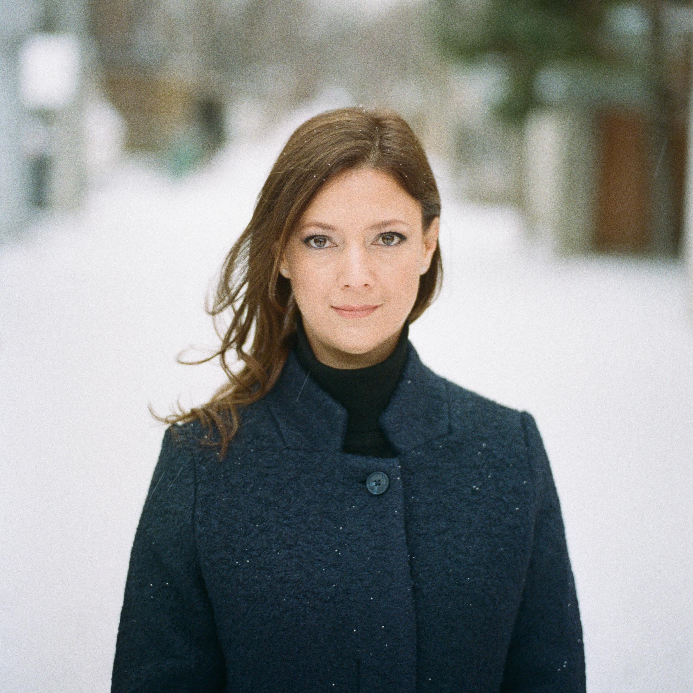 Marie Hélène Poitras sourit dans une ruelle enneigée.