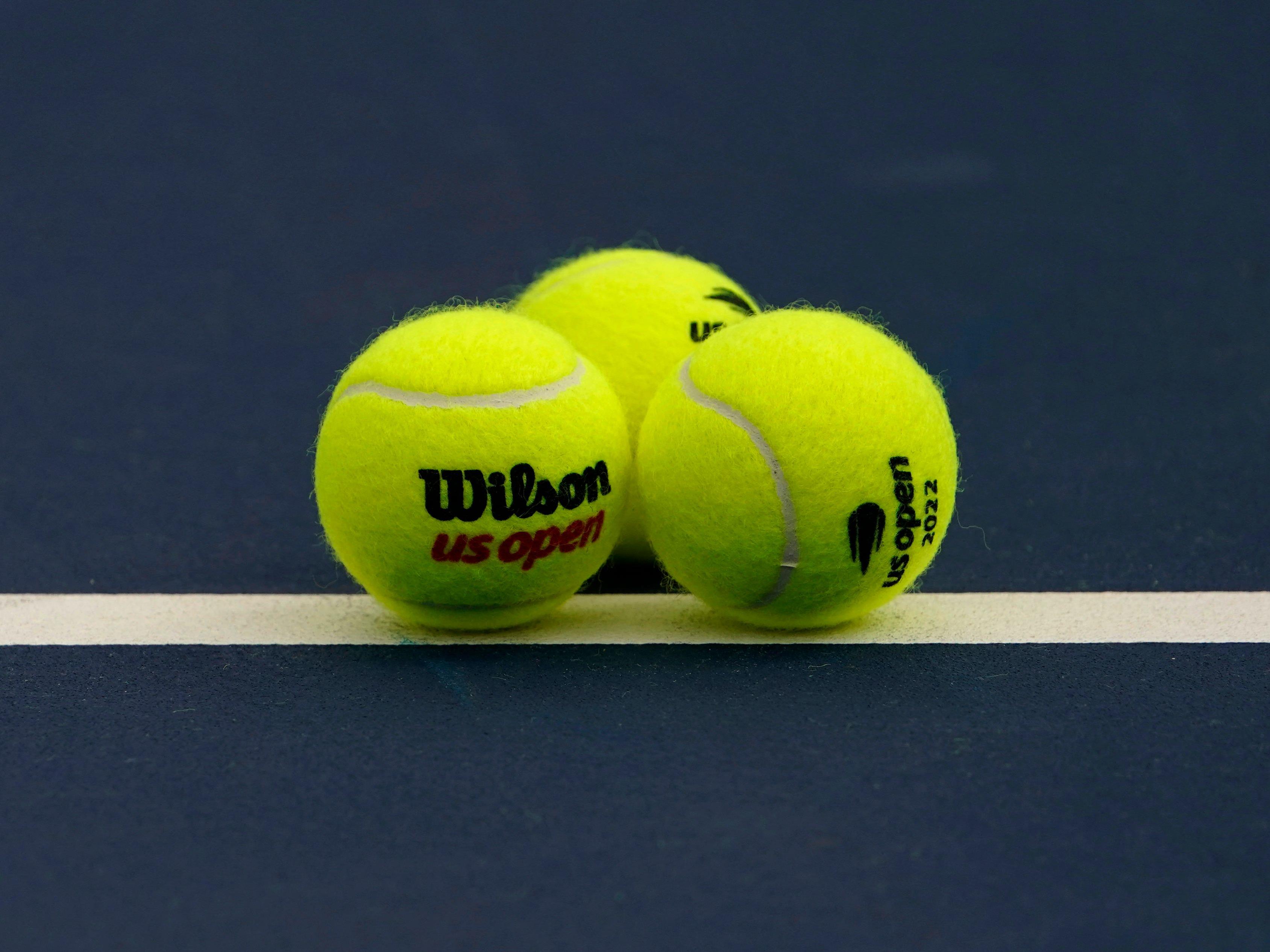 La précieuse sélection d'une balle de tennis avant de servir