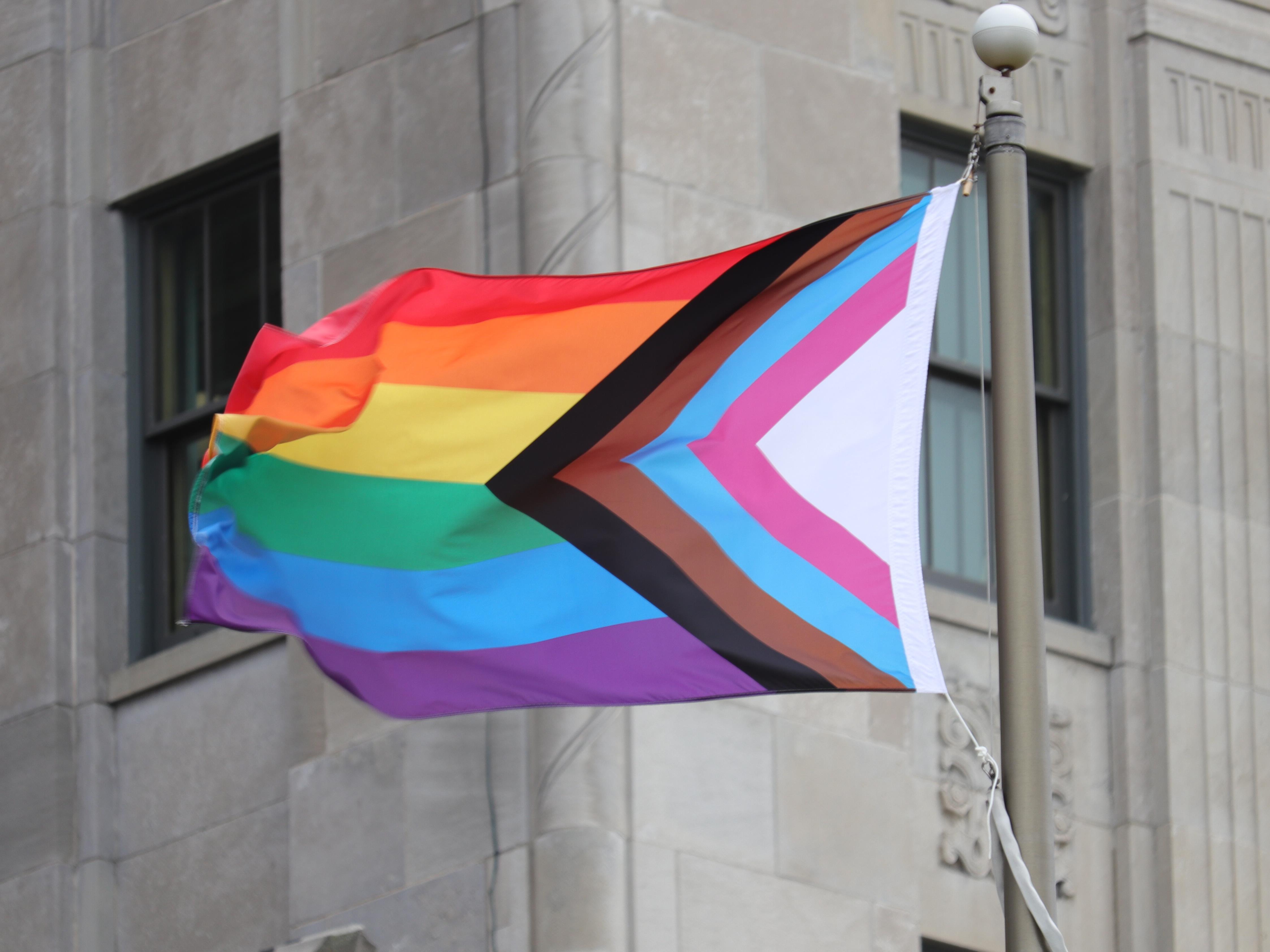 drapeau-inclusif-fierte-lesbienne-gay-bi