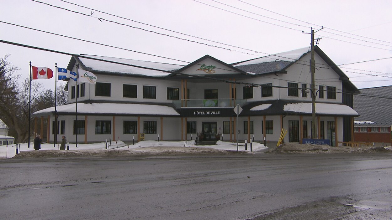 Des hausses de taxes de 10 à 12 prévues à Compton l’an prochain