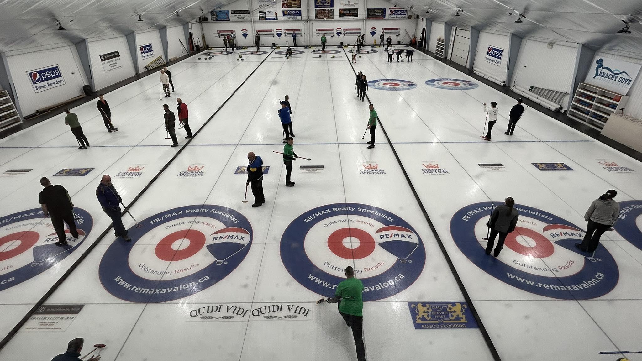 Amour du sport et inclusion : une ligue de curling queer à Saint-Jean