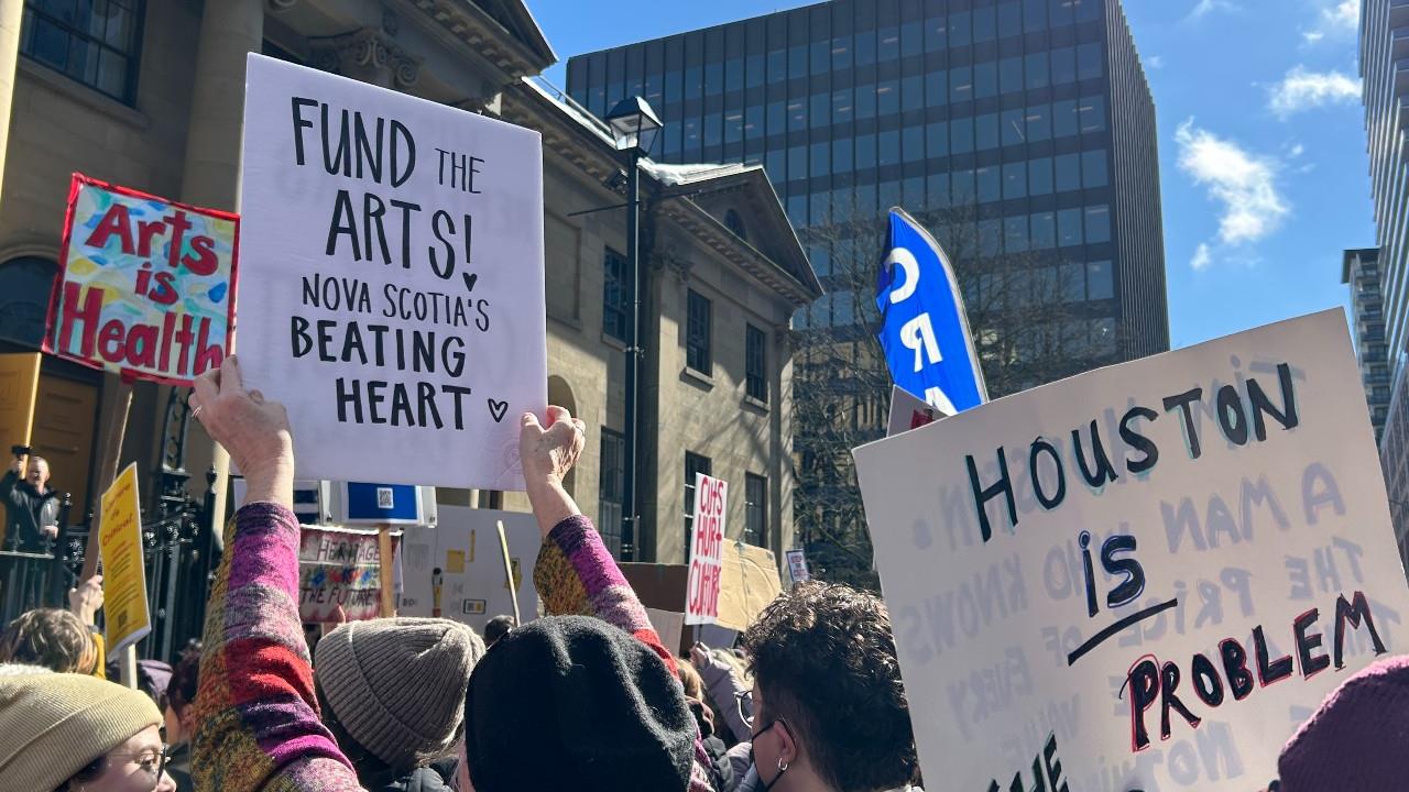 Compressions en culture : des milliers de manifestants se mobilisent