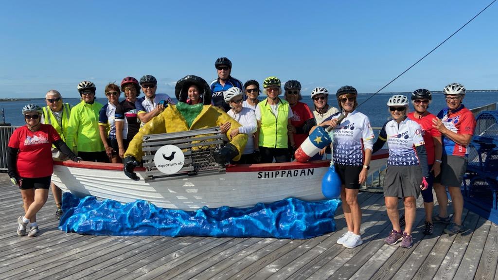 Dianne Thibault et son groupe de cyclistes Les pédaleuses en cadence
Dianne Thibault et son groupe de cyclistes Les pédaleuses en cadence