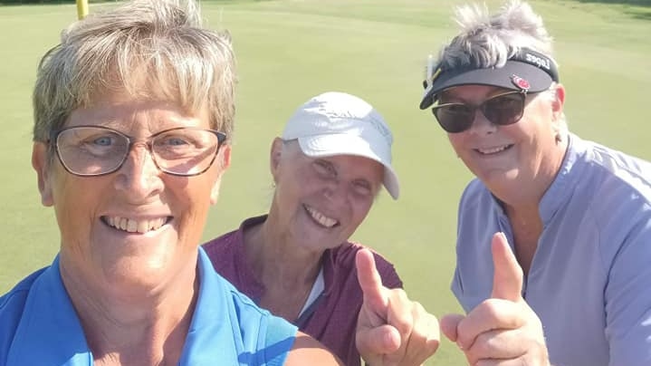 La golfeuse Suzanne Aucoin réussit 2 trous d'un coup en 3 mois
La golfeuse Suzanne Aucoin réussit 2 trous d'un coup en 3 mois