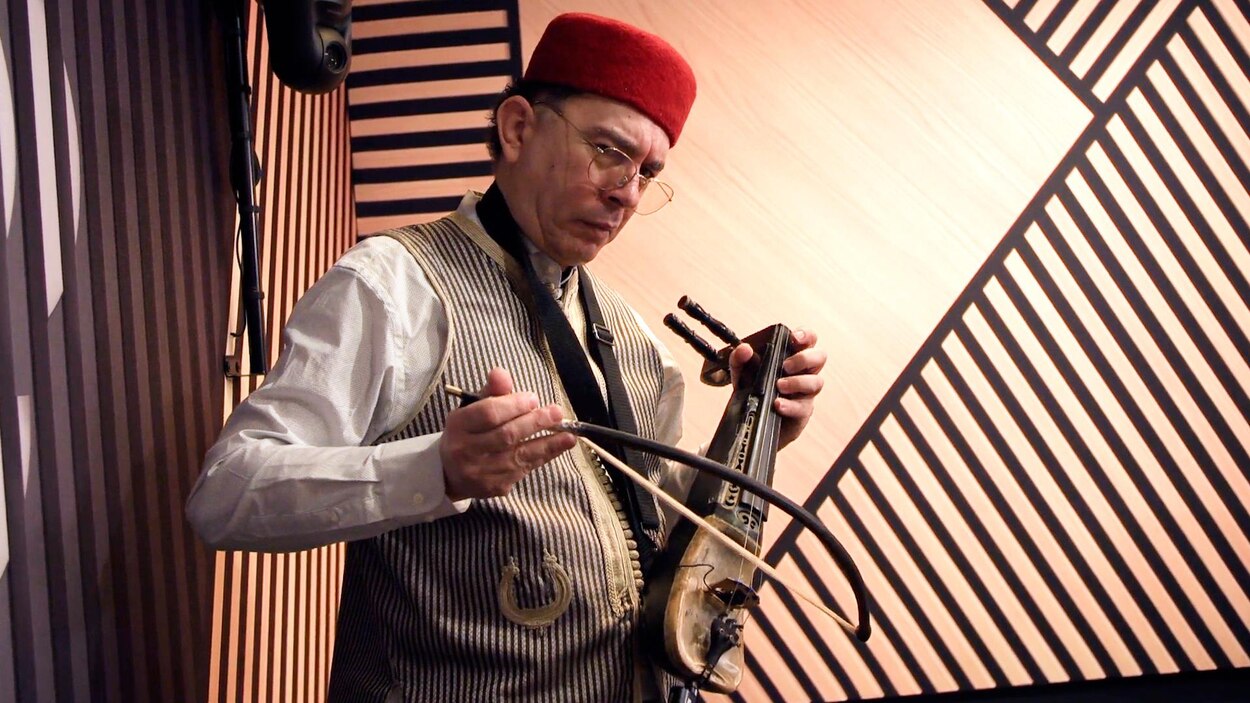 Le musicien Walid Gharbi nous a fait découvrir le rabeb | Radio-Canada