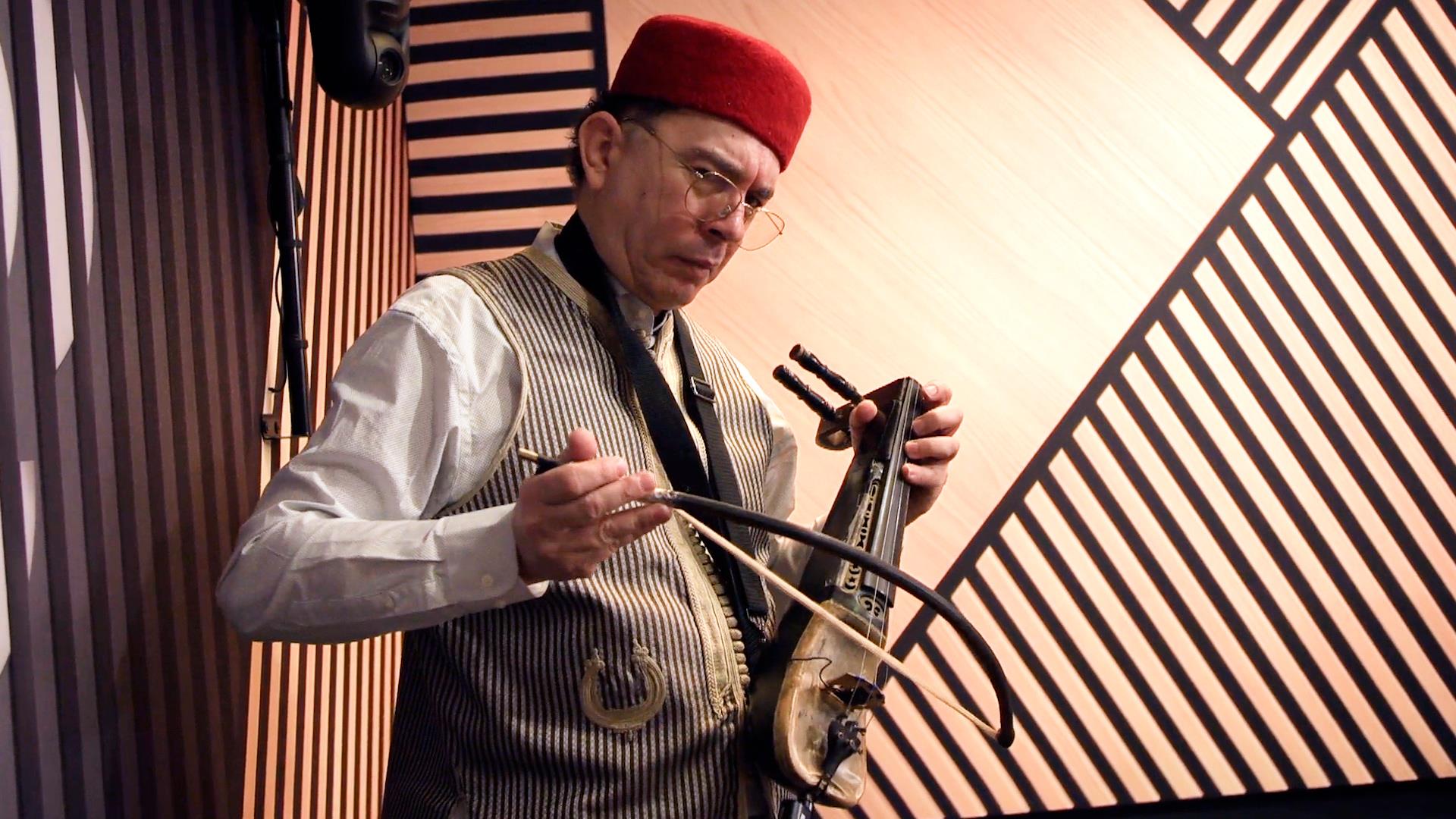Rabeb Le musicien Walid Gharbi nous a fait découvrir le rabeb | Radio-Canada