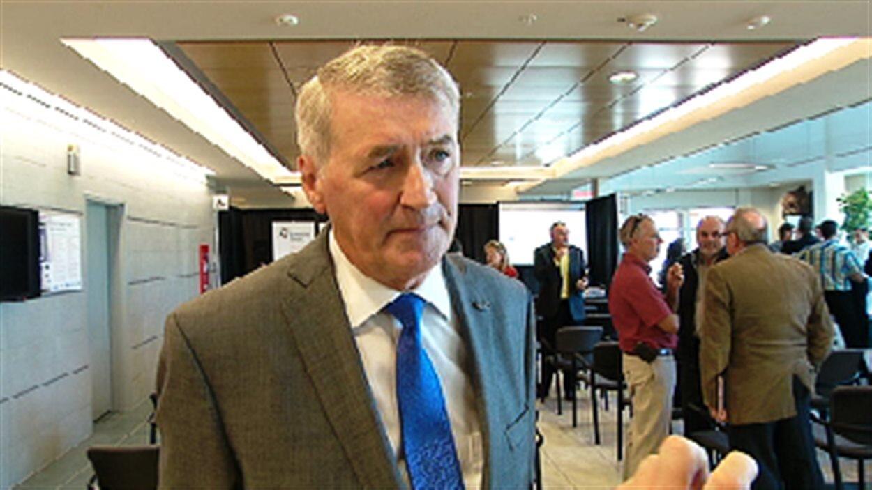 Michel Doucet recueille les réactions du maire de Dieppe, Yvon Lapierre RadioCanada Info