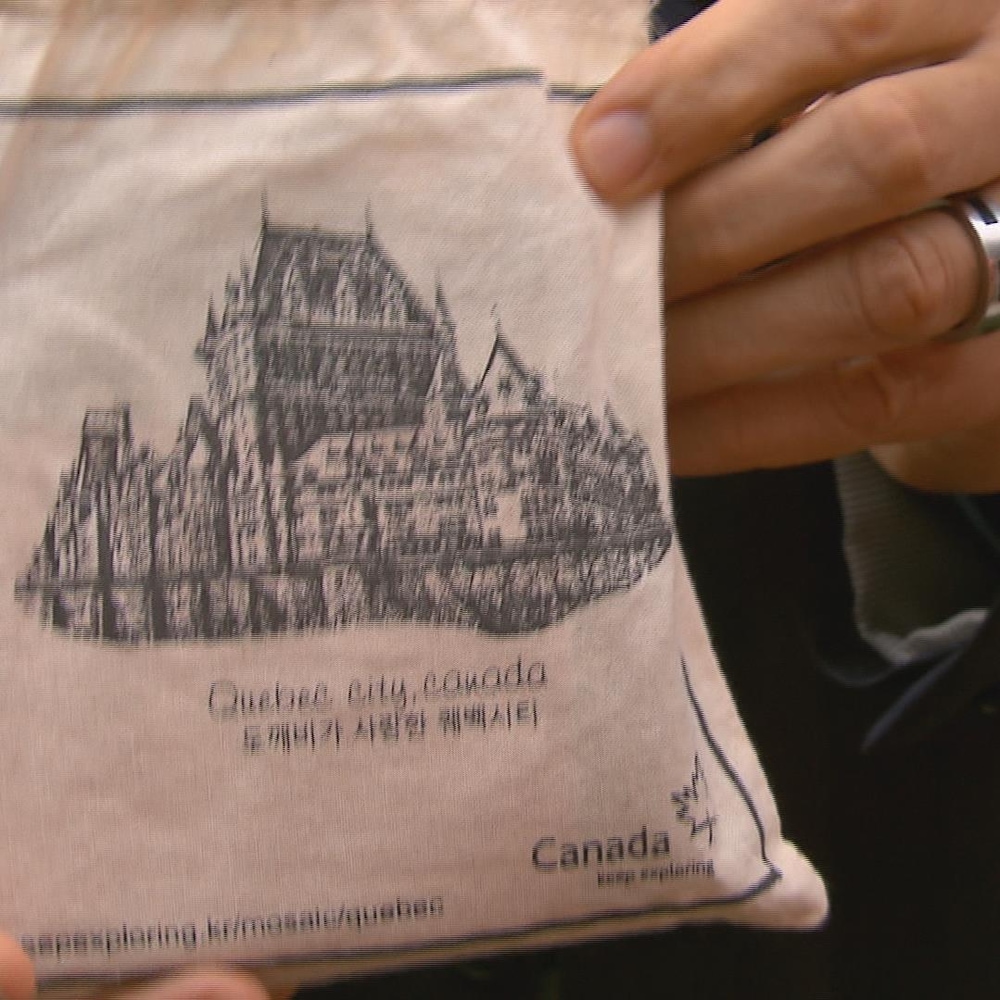 Le Château Frontenac sur un sachet de café Le Château Frontenac sur un sachet de café