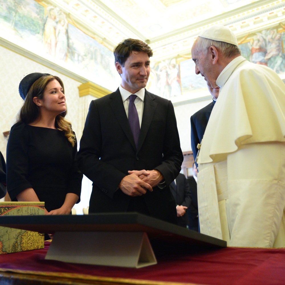 Le premier ministre Justin Trudeau et sa femme, Sophie Grégoire, rencontrent le pape François au Vatican. Le premier ministre Justin Trudeau et sa femme, Sophie Grégoire, rencontrent le pape François au Vatican.
