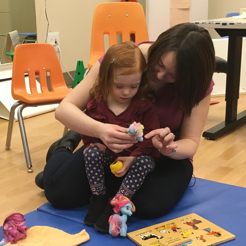 Une mère et sa fille jouent. Une mère et sa fille jouent.