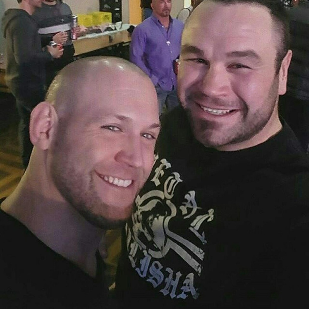 L'ancien compagnon d'entraînement de Tim Hague, Victor Valimaki (à gauche) prend la pose avec ce dernier. L'ancien compagnon d'entraînement de Tim Hague, Victor Valimaki (à gauche) prend la pose avec ce dernier.