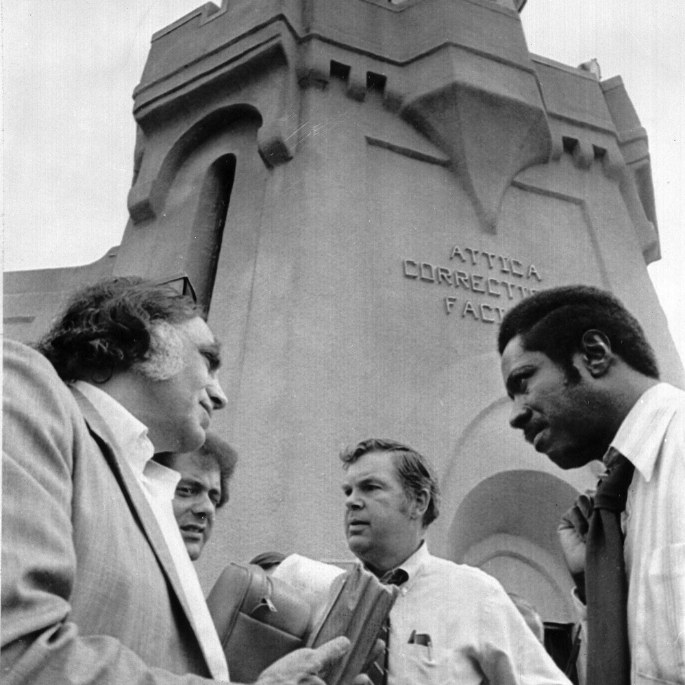 L'avocat William Kunstler, le reporter Tom Wicker et le journaliste Clarence Jones discutent à l'extérieur de la prison d'Attica. L'avocat William Kunstler, le reporter Tom Wicker et le journaliste Clarence Jones discutent à l'extérieur de la prison d'Attica.
