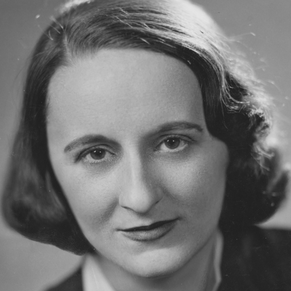 Françoise Loranger regardant la caméra en 1940. Françoise Loranger regardant la caméra en 1940.