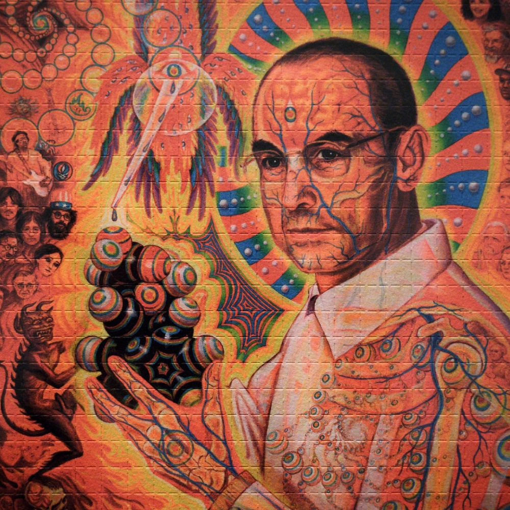 Une peinture murale du chimiste qui tient une molécule de LSD. Une peinture murale du chimiste qui tient une molécule de LSD.