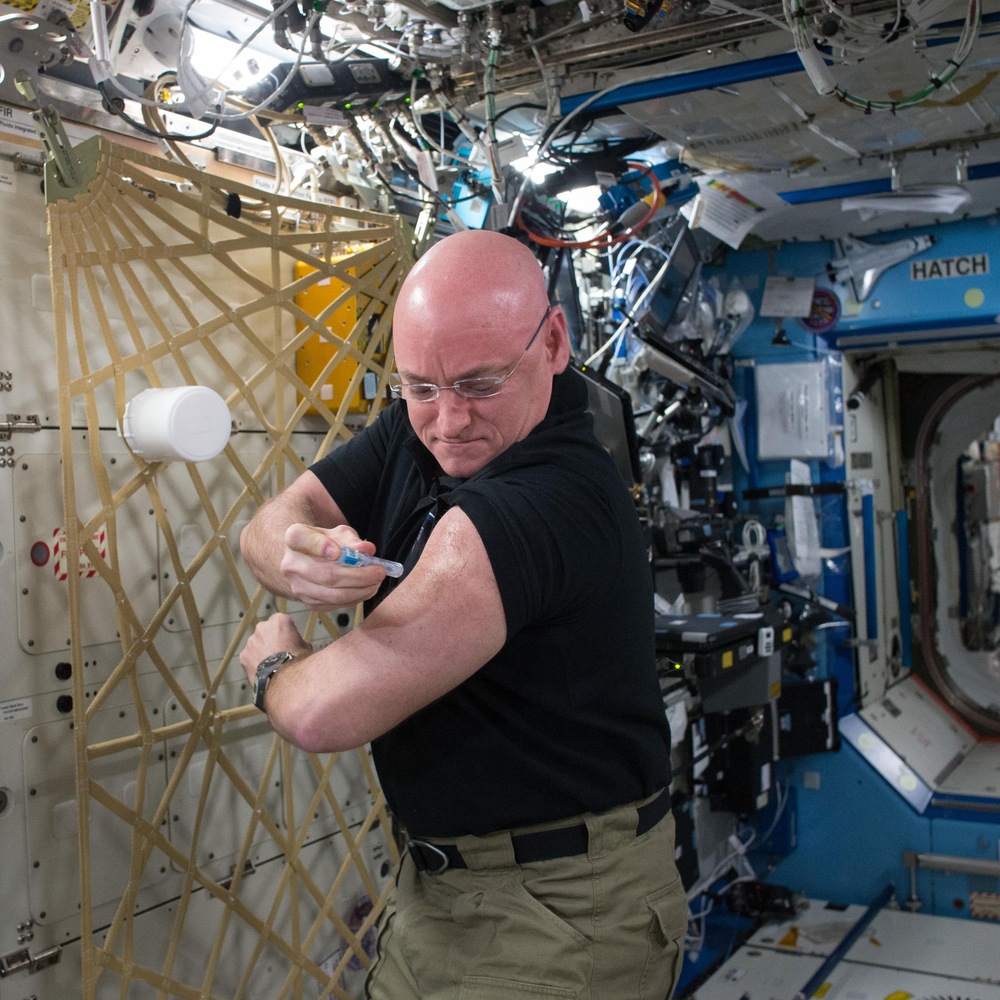 L'astronaute Scott Kelly s'administre un vaccin à l'intérieur de la Station spatiale internationale. L'astronaute Scott Kelly s'administre un vaccin à l'intérieur de la Station spatiale internationale.