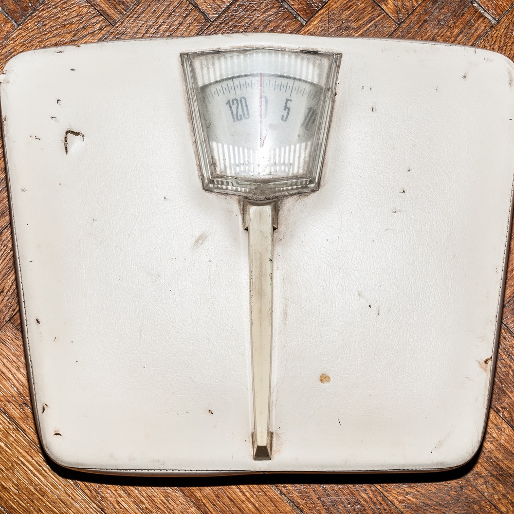 Une balance sur un vieux plancher Une balance sur un vieux plancher