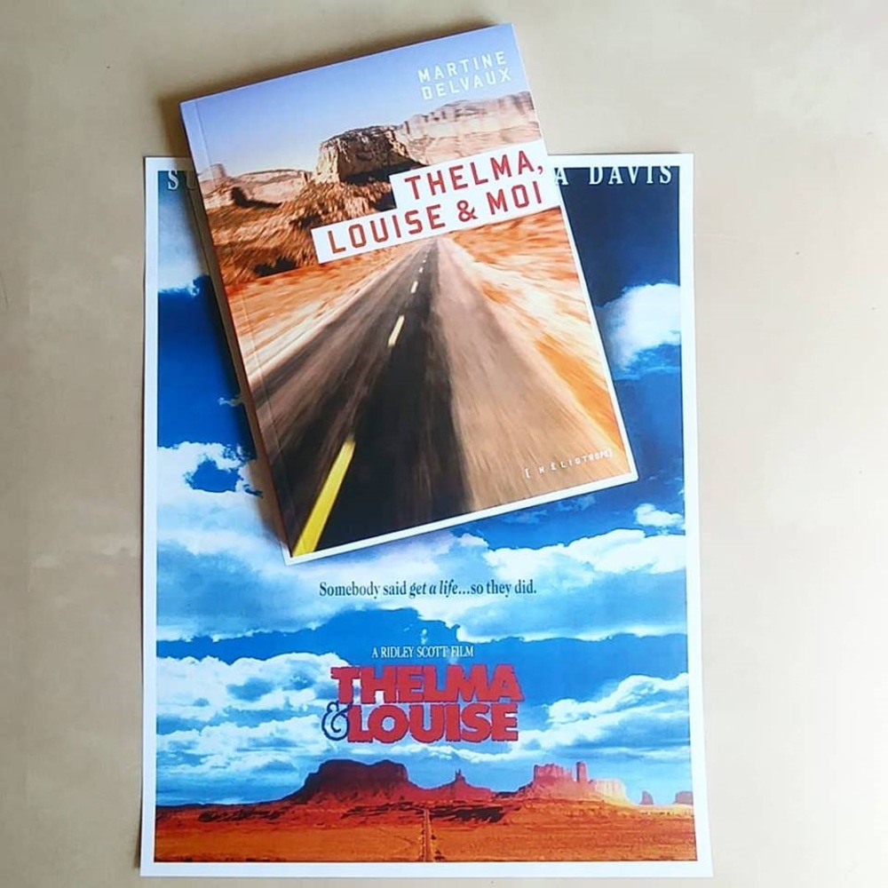 Un livre et une affiche du désert de l'Arizona. Un livre et une affiche du désert de l'Arizona.