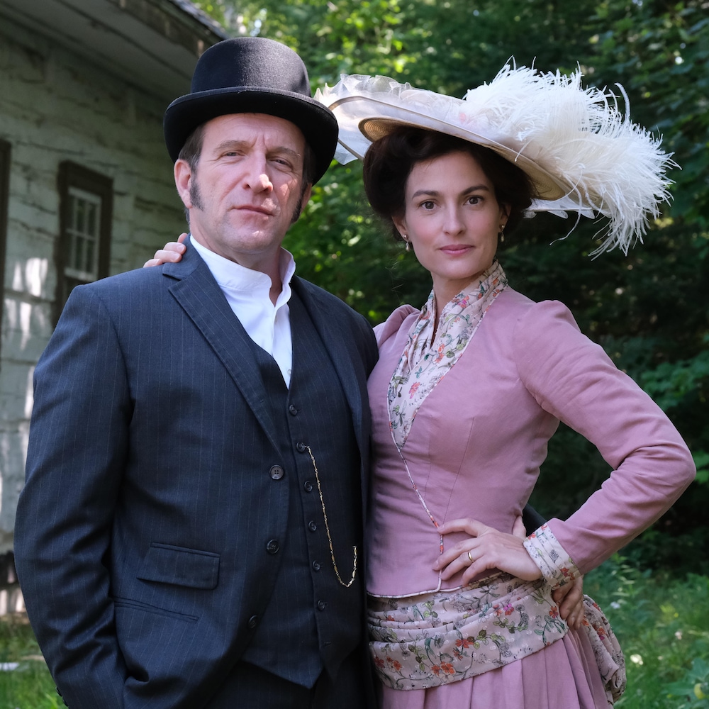 Roger Léger et Madeleine Péloquin en habits d'époque élégants pour un mariage dans Les pays d'en haut. Roger Léger et Madeleine Péloquin en habits d'époque élégants pour un mariage dans Les pays d'en haut.