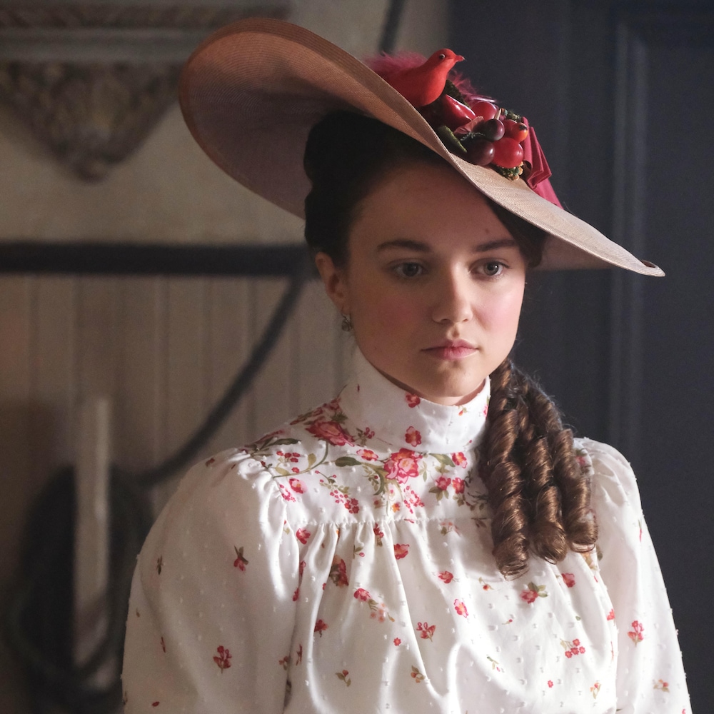 La comédienne porte un grand chapeau et fait la moue au mariage de Donatienne et du juge Lacasse. La comédienne porte un grand chapeau et fait la moue au mariage de Donatienne et du juge Lacasse.