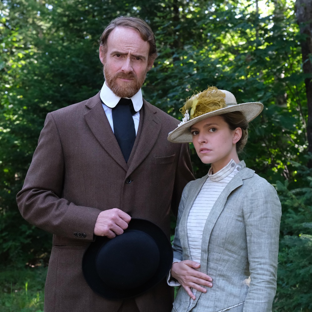 Vincent Leclerc et Sarah-Jeanne Labrosse en habits d'époque élégants pour un mariage dans Les pays d'en haut. Vincent Leclerc et Sarah-Jeanne Labrosse en habits d'époque élégants pour un mariage dans Les pays d'en haut.