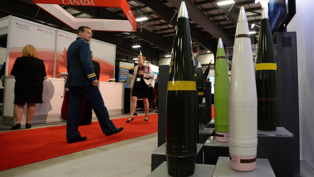Des bombes sont exposées dans le cadre d’un salon commercial militaire