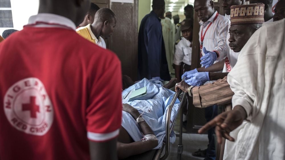 Des travailleurs de la Croix-Rouge viennent en aide à l’un des blessés du bombardement par erreur d’un camp de réfugiés près du village de Rann, au Nigeria.