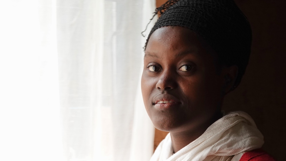 Angélique, l'une des aînées de la famille, se réjouit de la venue de l'électricité.