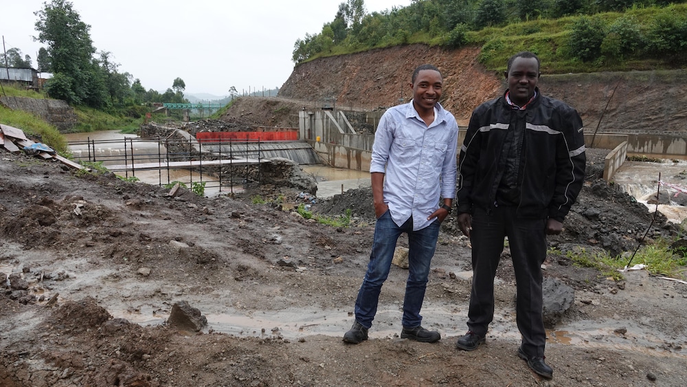 Emmanuel Mukomeza (droite) et Ndorimana Aimable (gauche) sur le site de construction de la nouvelle centrale sur la rivière Mukungwa