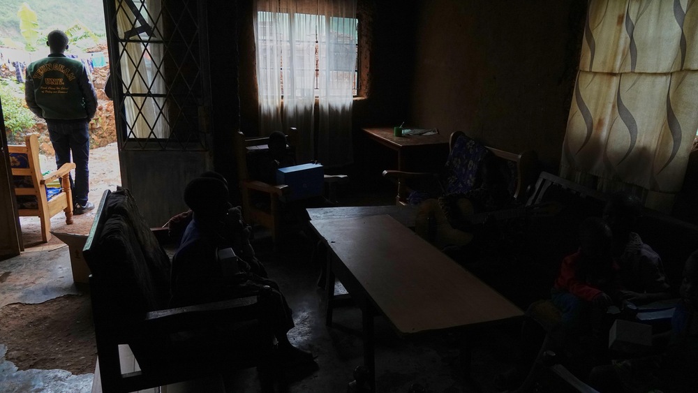 L'intérieur d'une maison sans électricité au Rwanda
