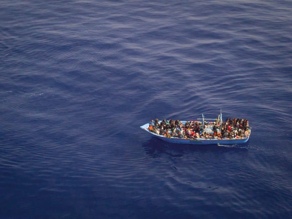 Une fois la dangereuse traversée de la Méditerranée accomplie, le calvaire des migrants est loin d’être terminé.