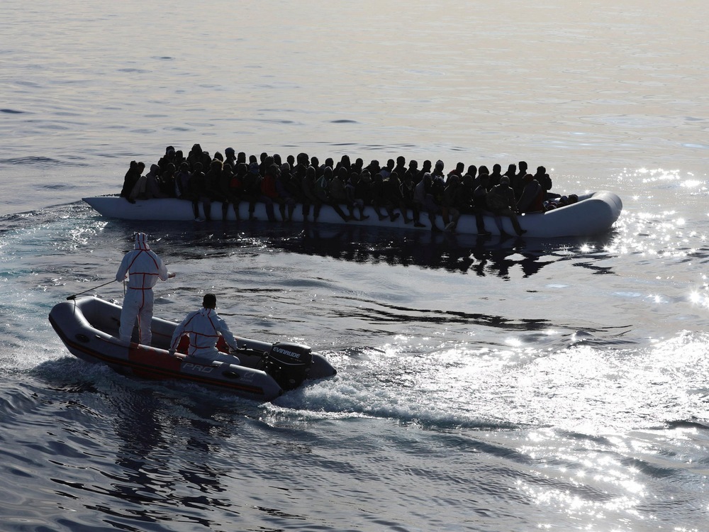 La garde-côtière libyenne vient en aide à des migrants en Méditerranée.