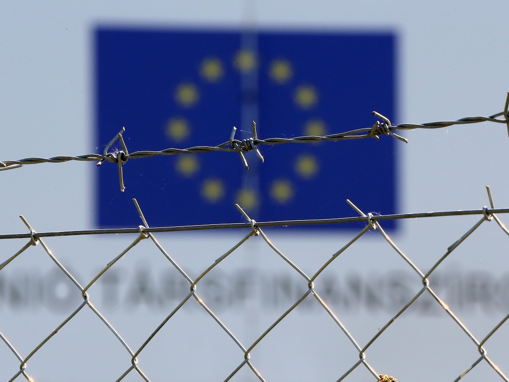 Le drapeau de l'Union européenne flotte dans un camp à Vamosszabadi en Hongrie.