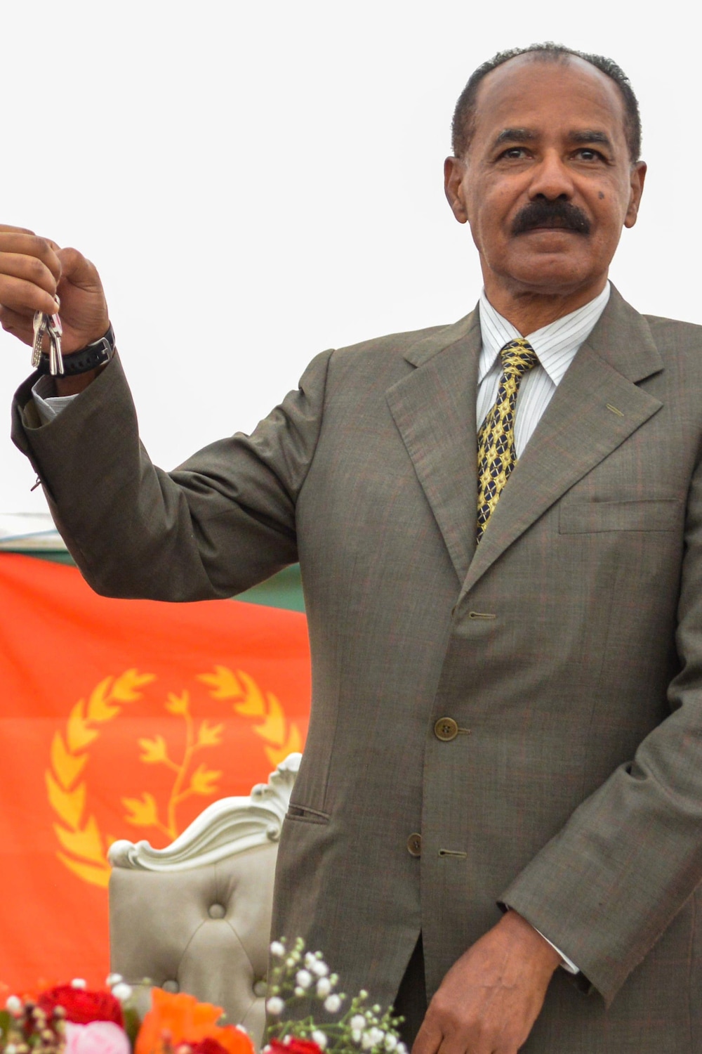 Le premier ministre de l'Éthiopie, Abiy Ahmed, et le président de l'Érythrée, Isaias Afwerki, tiennent les clés de l'ambassade de l'Érythrée à Addis Abeba, en Éthiopie, pour fêter sa réouverture, le 16 juillet 2018.