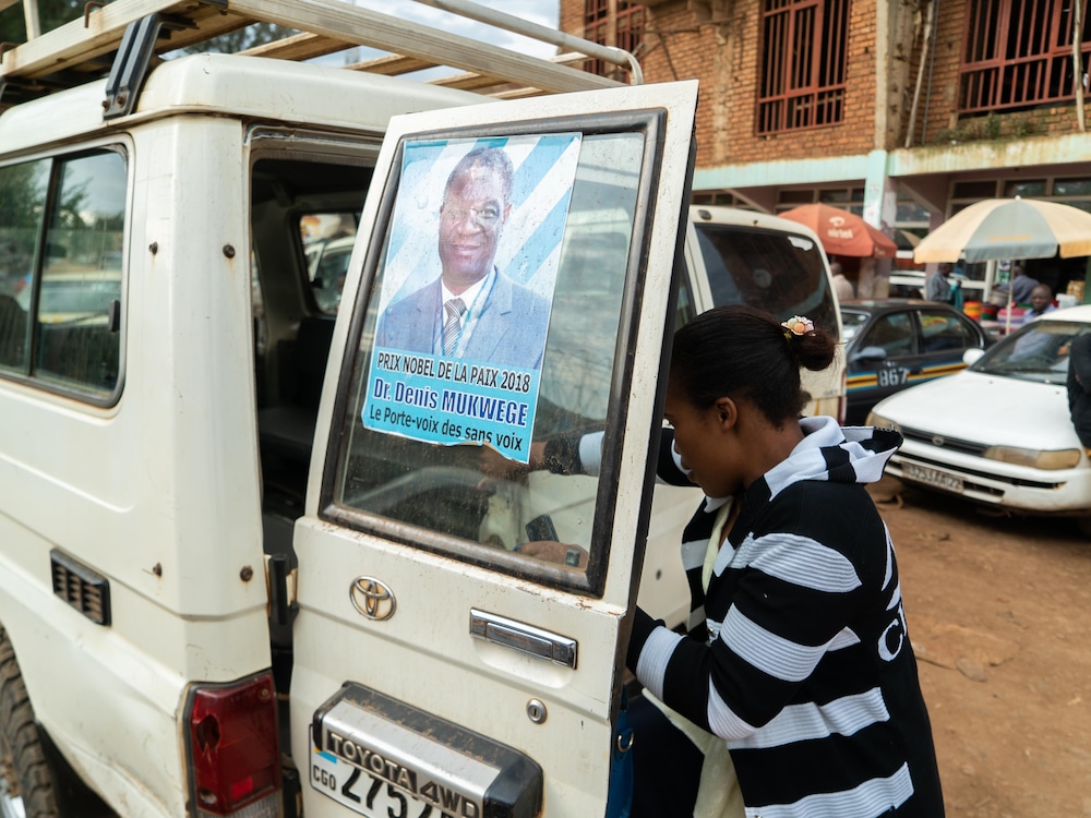 Un véhicule avec une affiche du docteur Mukwege où l’on peut lire qu’il est le « porte-voix des sans voix ».