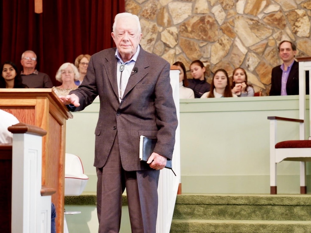 Jimmy Carter, près d’un lutrin, à la fin de sa présentation.