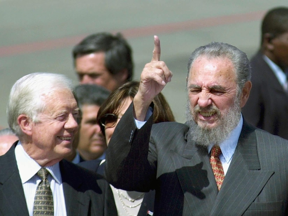 Le doigt en l’air, Fidel Castro, accompagné de Jimmy Carter.